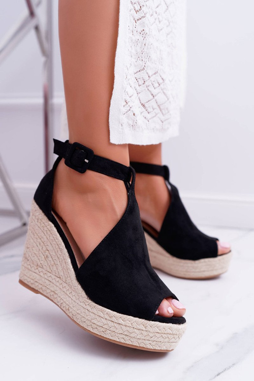 Dámske sandále na klinovej platforme čierne