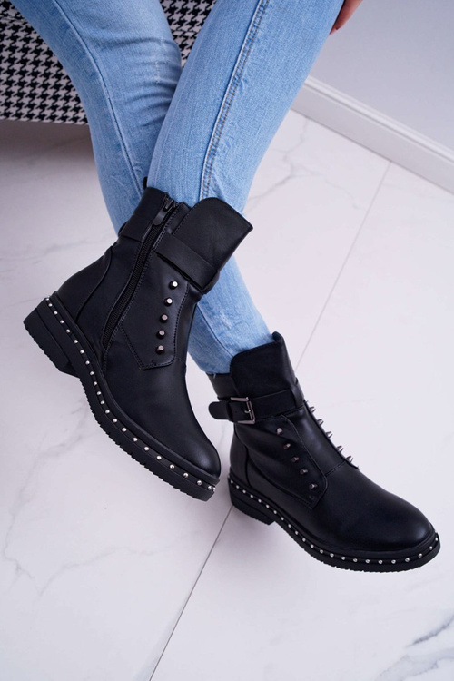 Dámske čierne klavírne topánky izolované kožušinou