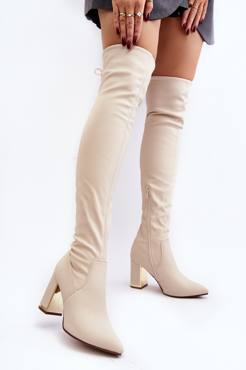 Kožené topánky na kolene na ľahkom béžovom stĺpiku amalitas