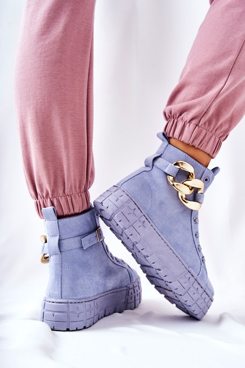 Vysoké tenisky na modrej výpravnej platforme