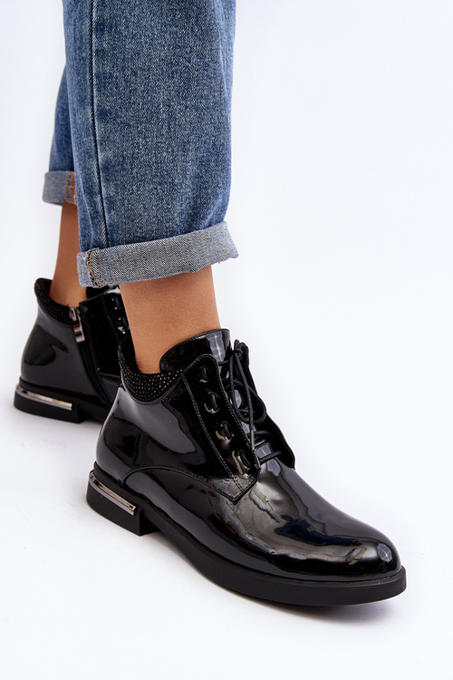 Dámské lakové polobotky na plochém podpatku Lu Boo černé