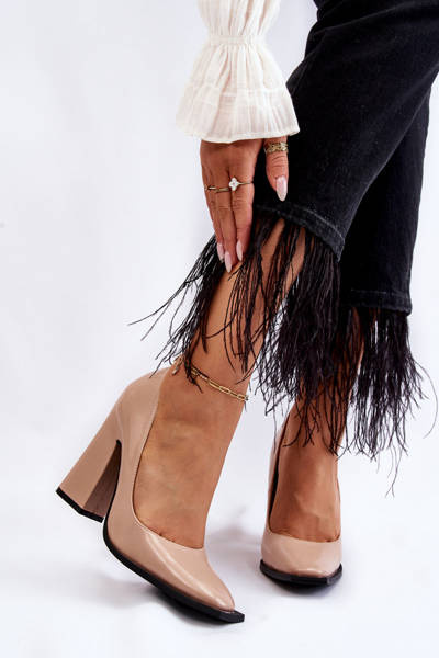 Módní lakované lodičky na podpatku Nude Mysterious