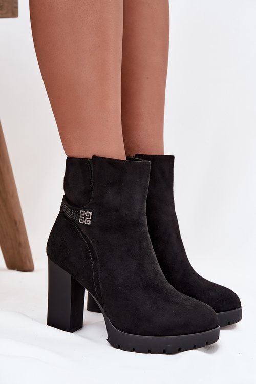 Zateplené dámské kotníkové boty na podpatku s ozdobnou páskou černé Zayna