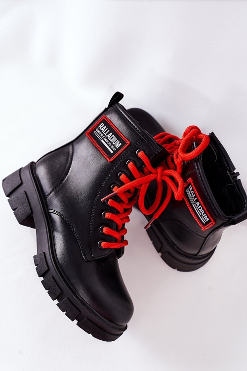 Izolované čierne topánky pre deti