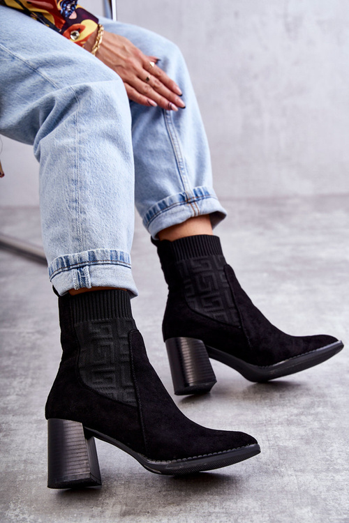 Dámske semišové topánky s čiernymi ponožkami