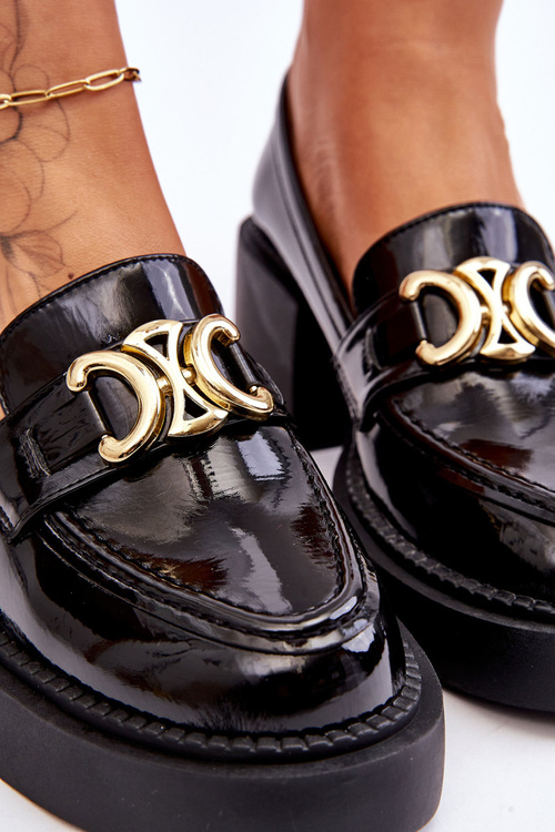 Módne topánky pumpujú na masívnom päte čiernej imani