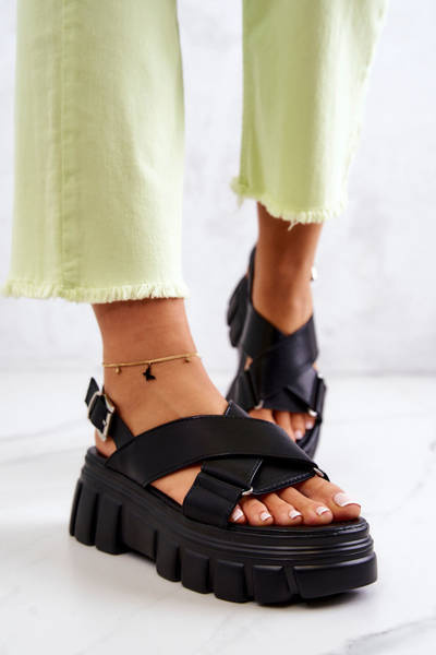 Kožené sandále na čiernej platforme Betti