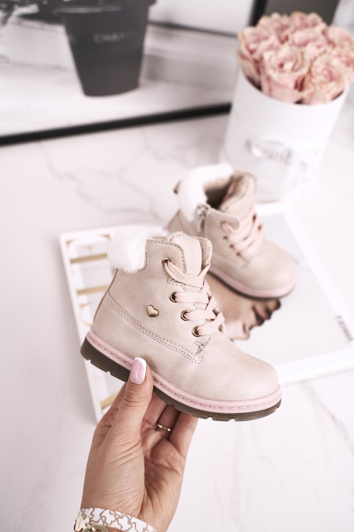 Detské izolované béžové topánky maestro