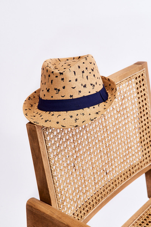 Detský klobúk v palmových stromoch a béžových zvieratách