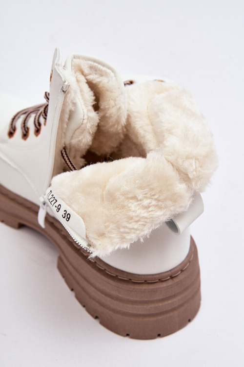 Dámska kožušina izolovaná bielym fenanovým kožušinou