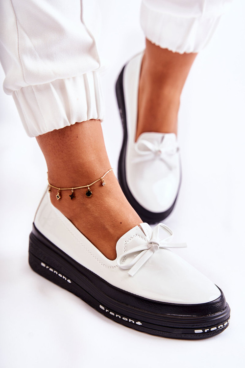 Ženské lakované mokasíry pre biele kliny