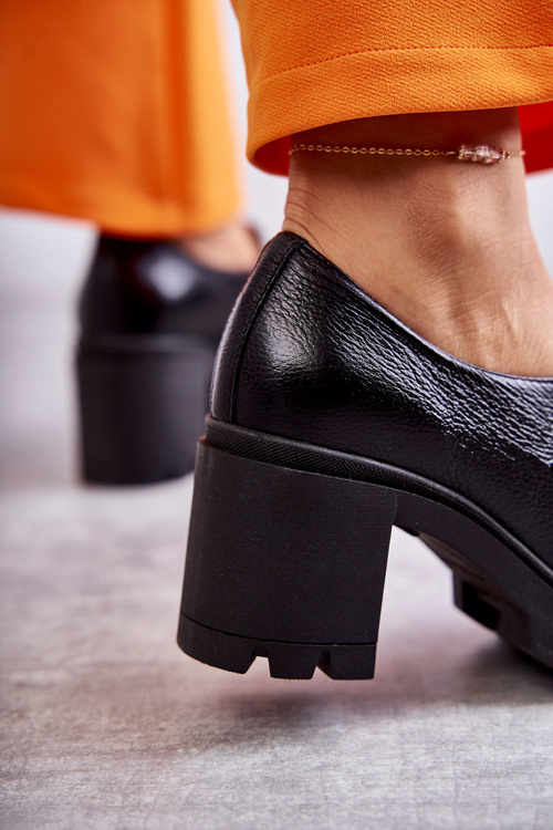 Kožené topánky na stĺpe so zlatou dekoráciou čierny lemar mikeyla