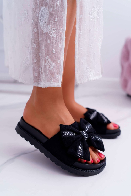 Profilované žabky žien s čiernym šťavnatým lukom