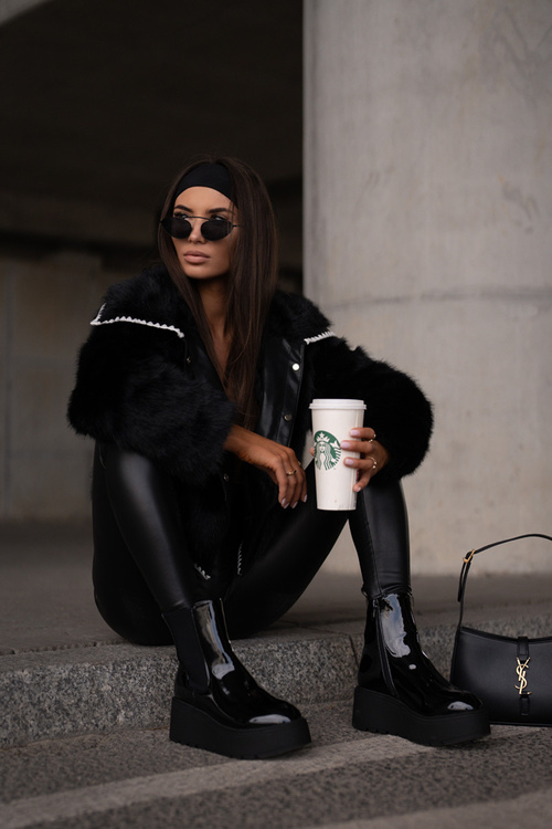 Lakýrované dámské kotníkové boty na platformě a klínku, černé Wloedia