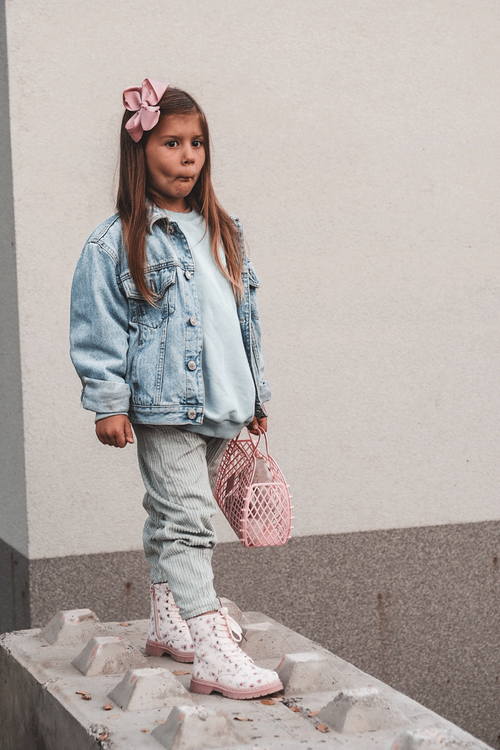 Izolované detské topánky pre ružový posúvač dolida