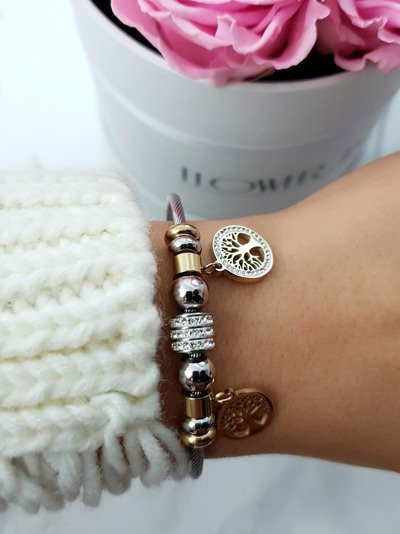 Dámsky náramok na oceľovej šnúre so zlatými kúzlami prívesky