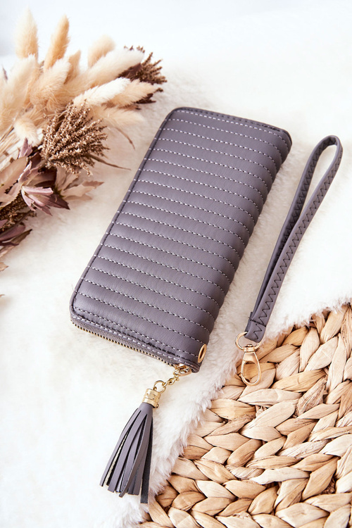 Veľká prešívaná peňaženka so sivým popruhom