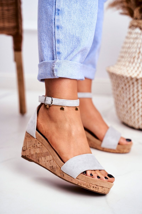 Dámske sandále na šedom manželstve klin