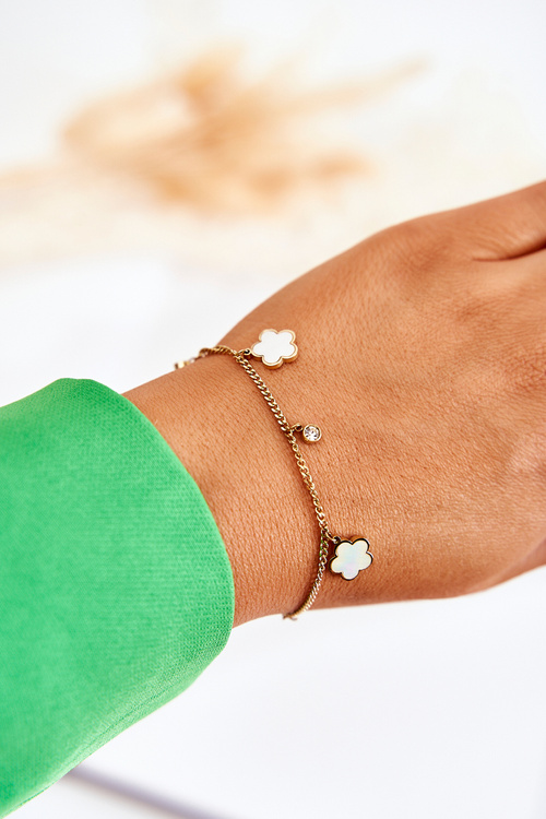 Náramok na reťazci so zlatými bielymi kvetmi