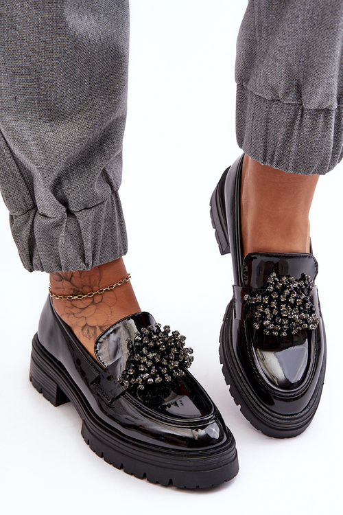 Lakované dámske topánky zdobené čiernou annelou