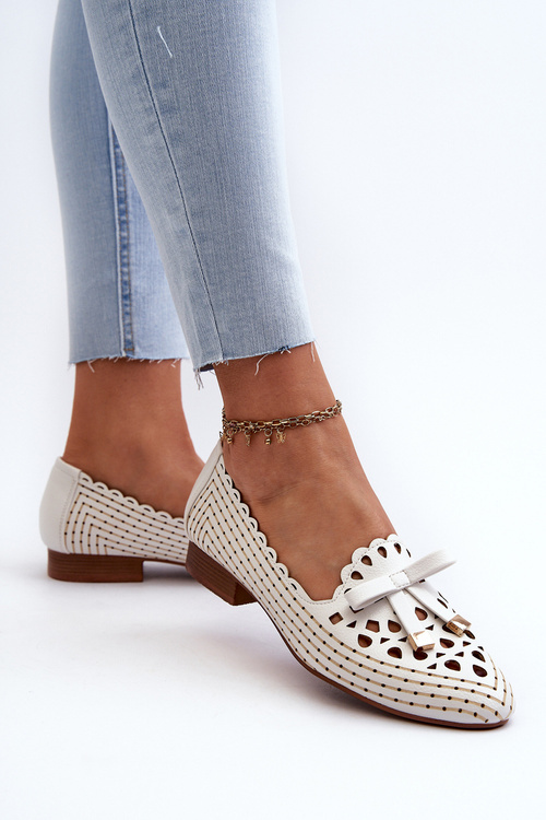 Biela dámska balerínka s výrezom a mašľou Nestavia