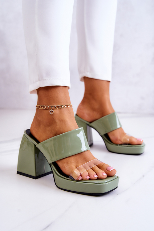 Maľované flip -flops na zelenom stĺpiku Seattle