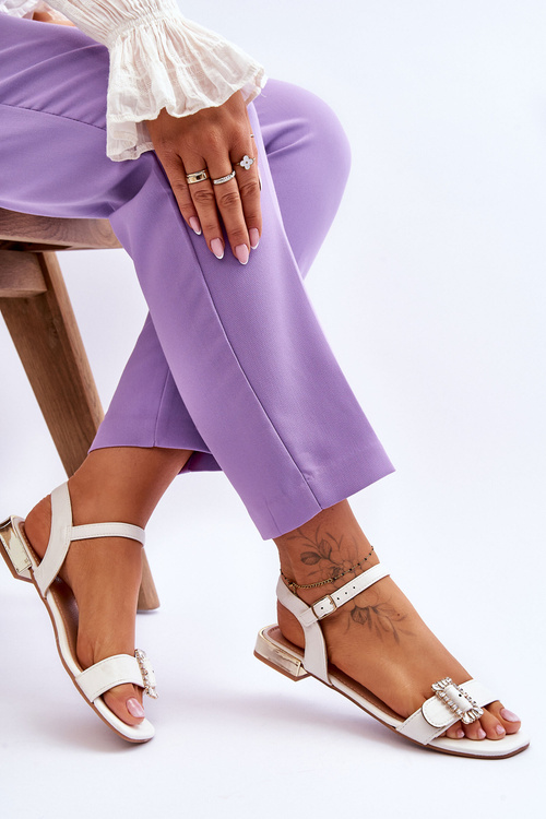 Ploché sandále na zlatej päte White Mindley