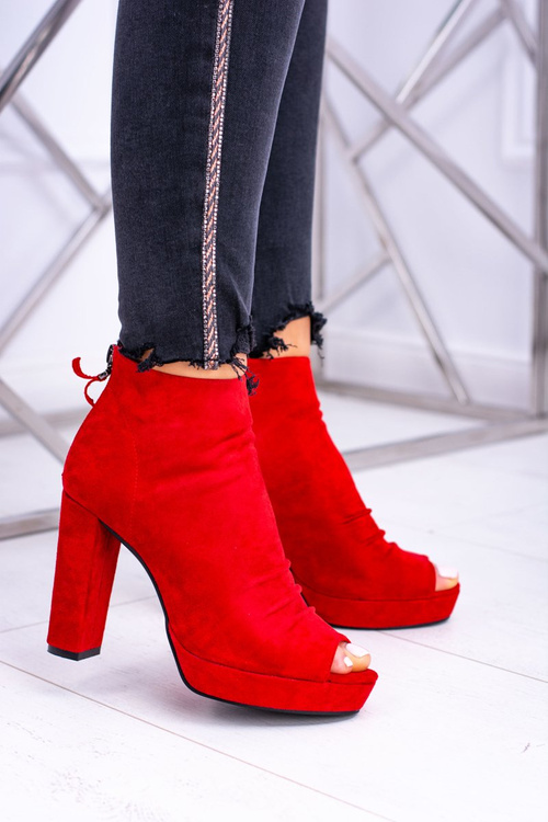 Ženské topánky na príspevku objavili prsty Red Temira