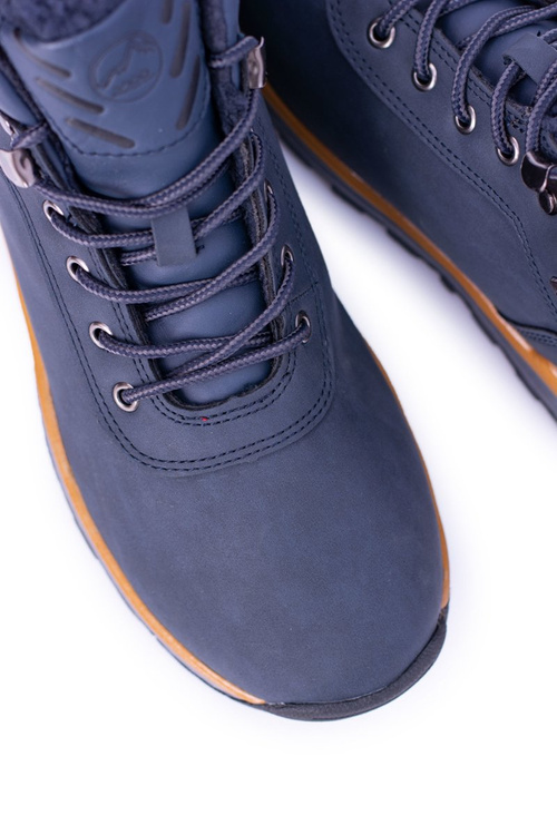 Pole Izolované námornícke modré mužské turistické topánky preventívne