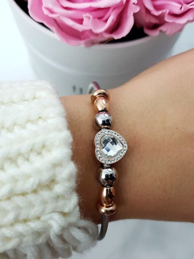 Dámsky náramok na oceľovom kubickom okruhu