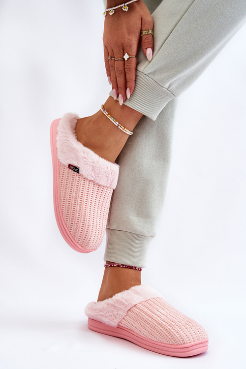 Izolovaný papci dámska s ružovou leriss kožušinou