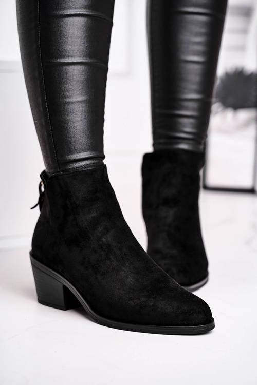 Izolovaná jesenná jesenná čierna mliečna päta dámska