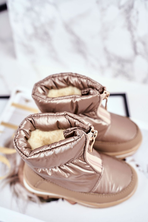 Detské snehové topánky izolované vlnenými zlatými bublinkami