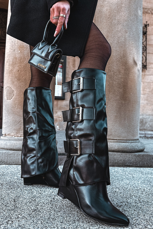 Dámské kozačky na platformě s ohnutým horním lemem a stříbrnými přezkami Černé Sarisse