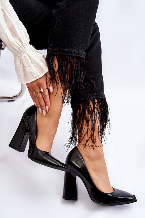 Módne lakované čerpadlá na čiernom záhadnom príspevku