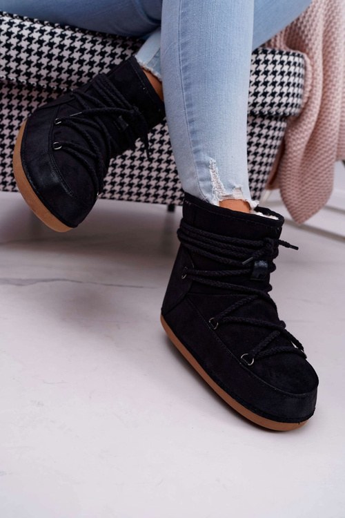 Dámske snehové topánky izolované čiernou kožušinou