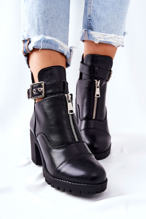 Vysoké podpätky s čiernou svorkou