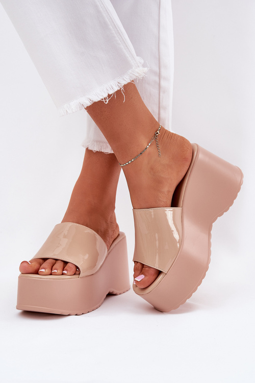 Lakovane Dámske Sandále Na Platforme A Klíne Béžové Nellevia