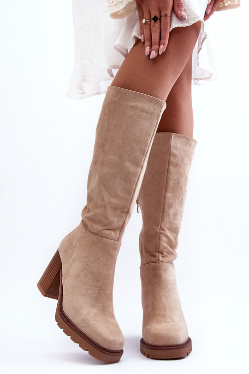 Semišové topánky na obrovskej ťažkej béžovej virdane