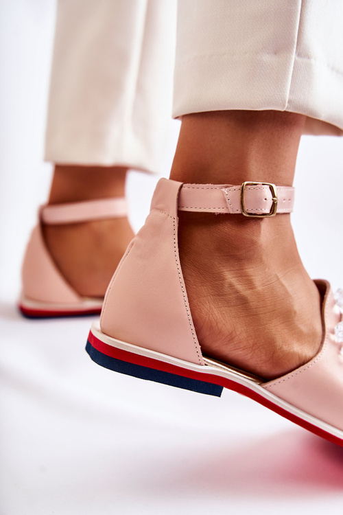 Dámske kožené sandále s svetloružnou dekoráciou Nevassa