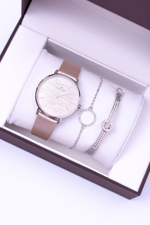 Giorgio Dario nastavil zlaté hodinky dva náramky