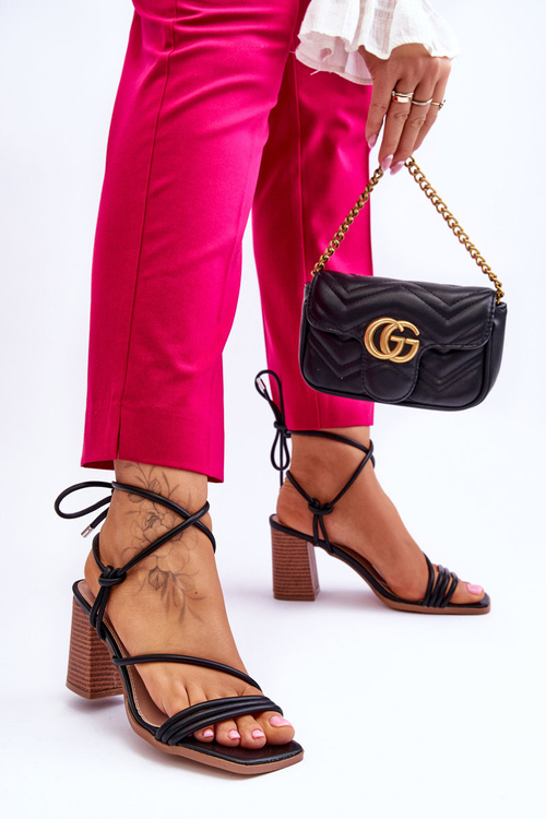 Dámske kožené sandále na post čiernej Seyna