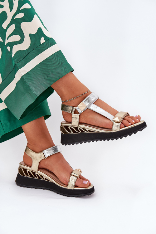 Dámské kožené sandály na klínu D&A CR51-135 zlaté-stříbrné