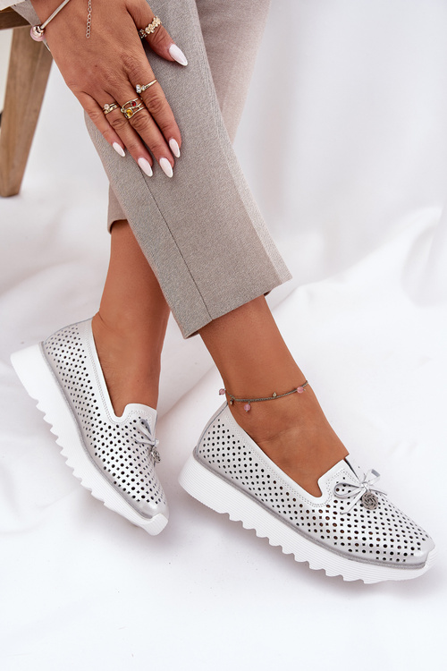 Dámske Kožené Polobotky S Ažúrovým Dizajnom Z Prírodnej Kože D&A LR51-631 Strieborné