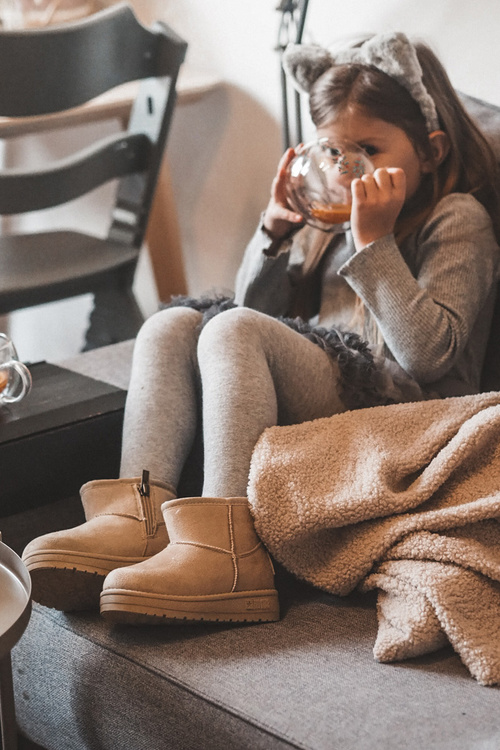 Detské snehové topánky izolované béžovou veľkou hviezdou MM374098