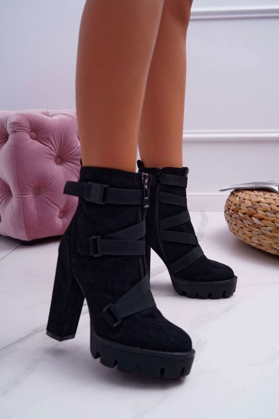 Dámske topánky na stĺpiku izolovanej čiernej semišovej Guinness