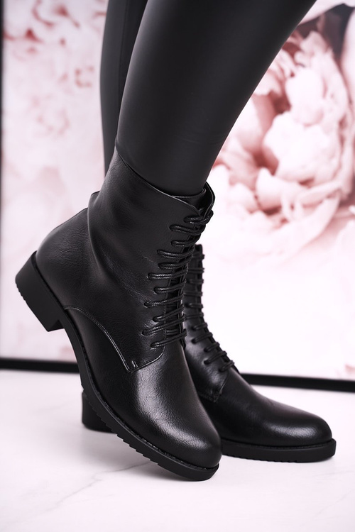 Klasické dámske izolované topánky, dekoratívne čierne jednoduché