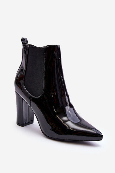 Maľované topánky na čiernom mieste Evita