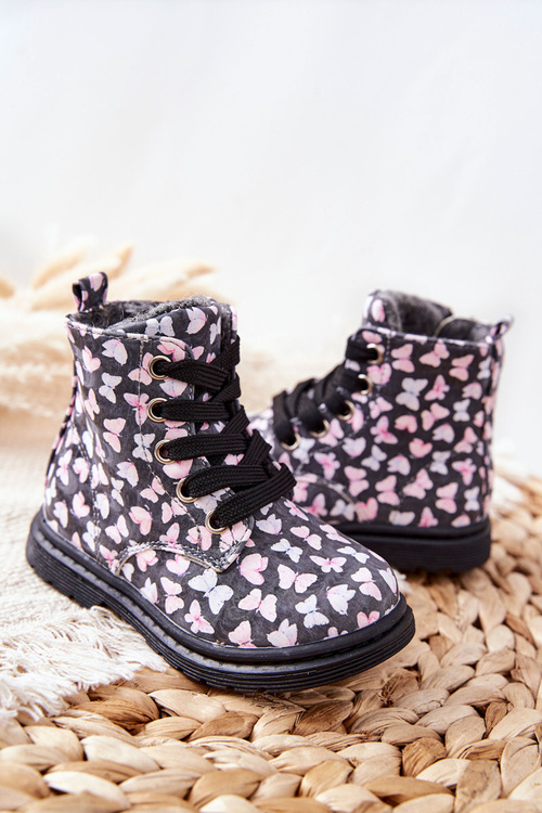 Kožené topánky izolované šedou vlnou v motýle Amy