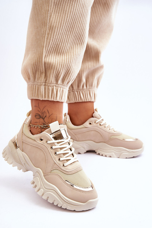 Klasické športové topánky na béžovej platforme to potrebujú